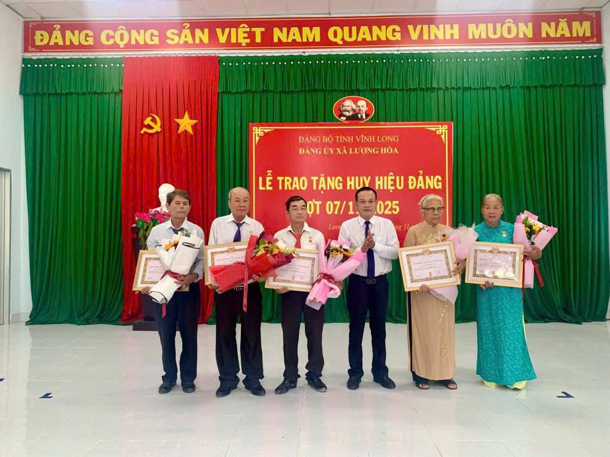 XÃ LƯƠNG HÒA LONG TRỌNG TỔ CHỨC LỄ TRAO TẶNG HUY HIỆU ĐẢNG (ĐỢT 7/11/2025)