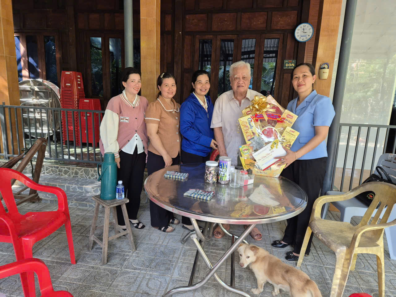 Lãnh đạo xã thăm, chúc Tết nguyên lãnh đạo xã và đảng viên nhận Huy hiệu 60 năm tuổi Đảng