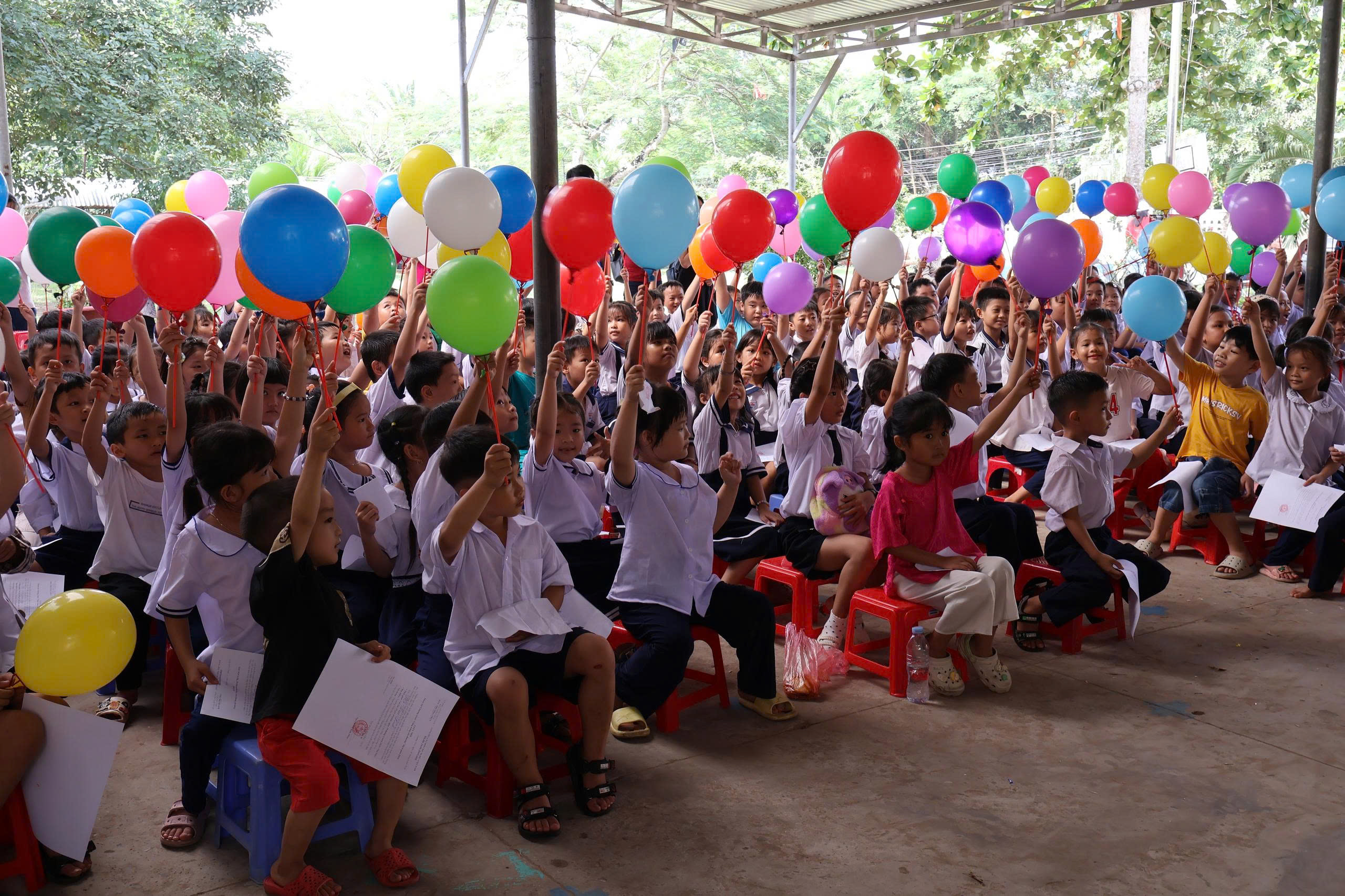 XÃ LƯƠNG HÒA TỔ CHỨC CHƯƠNG TRÌNH “VẦNG TRĂNG YÊU THƯƠNG” TRAO TẶNG 200 PHẦN QUÀ CHO HỌC SINH TRƯỜNG TIỂU HỌC MONCADA