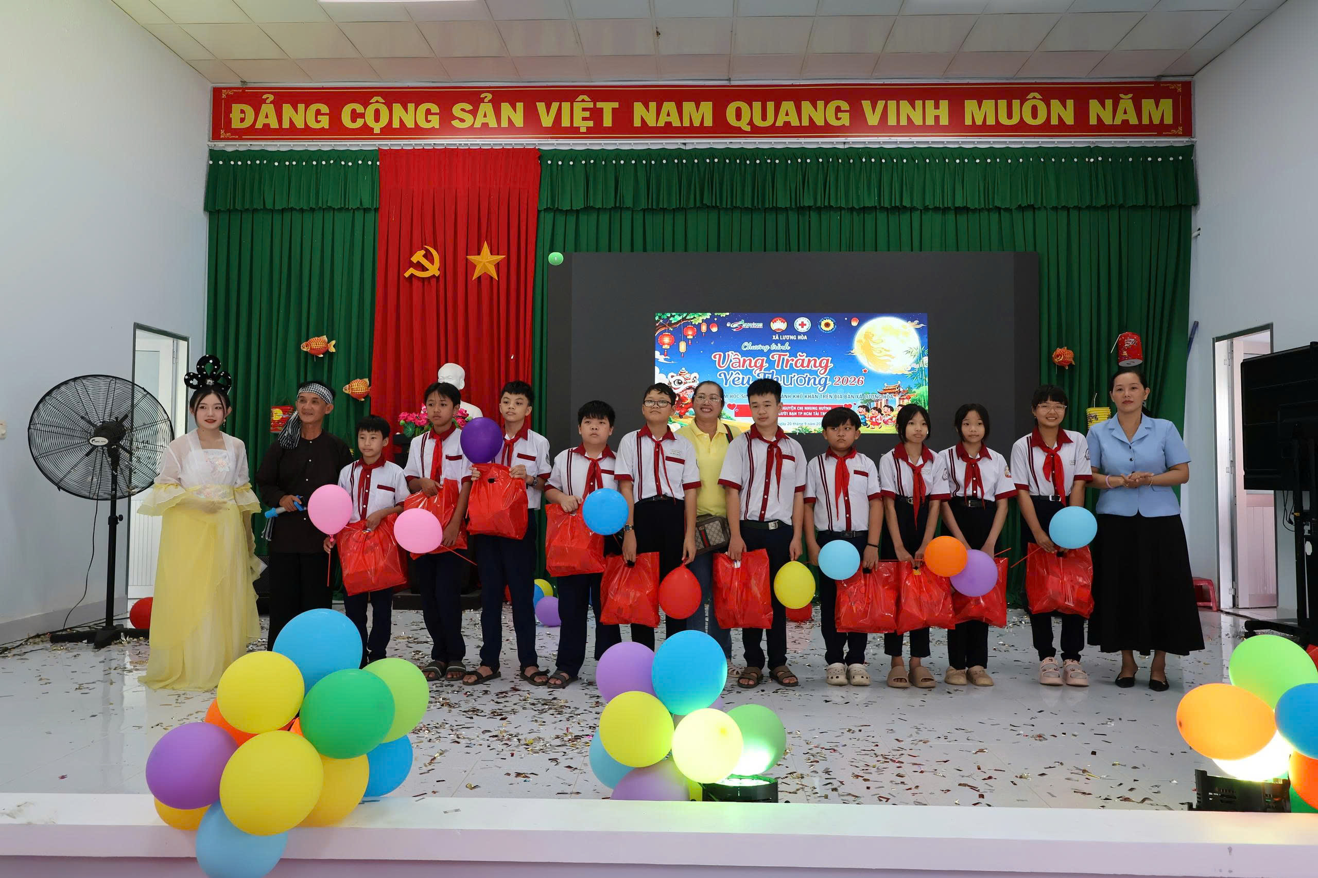TIẾP NỐI CHUỖI HOẠT ĐỘNG TRUNG THU – “VẦNG TRĂNG YÊU THƯƠNG” TRAO 200 PHẦN QUÀ ĐẾN HỌC SINH THCS MONCADA
