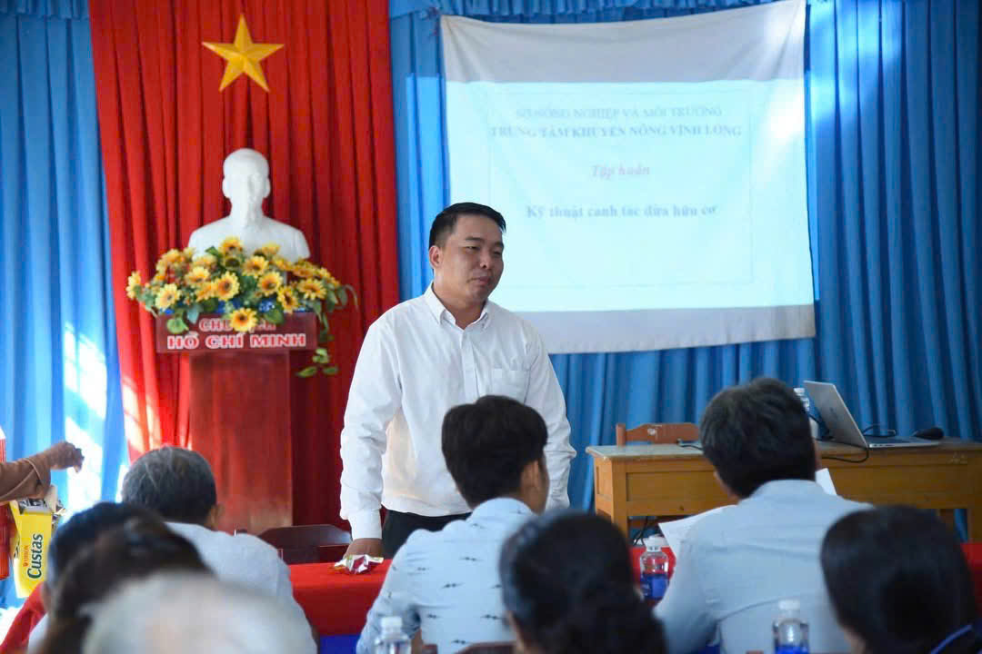 HỘI NÔNG DÂN XÃ LƯƠNG HÒA PHỐI HỢP TẬP HUẤN TRỒNG THÂM CANH DỪA UỐNG NƯỚC, HƯỚNG ĐẾN VÙNG TRỒNG PHỤC VỤ XUẤT KHẨU