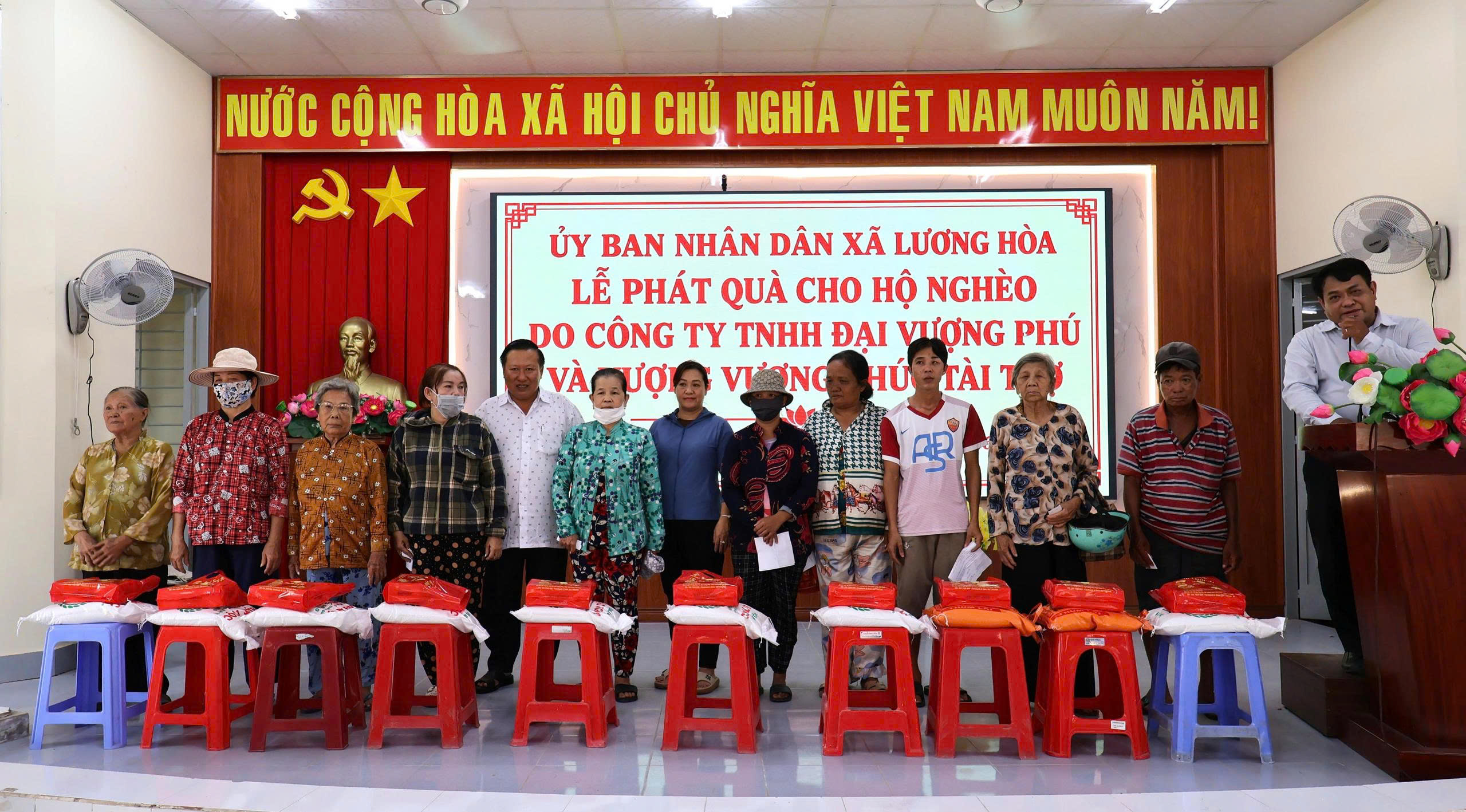 XÃ LƯƠNG HÒA TRAO TẶNG 200 PHẦN QUÀ CHO HỘ NGHÈO, HỘ CÓ HOÀN CẢNH KHÓ KHĂN