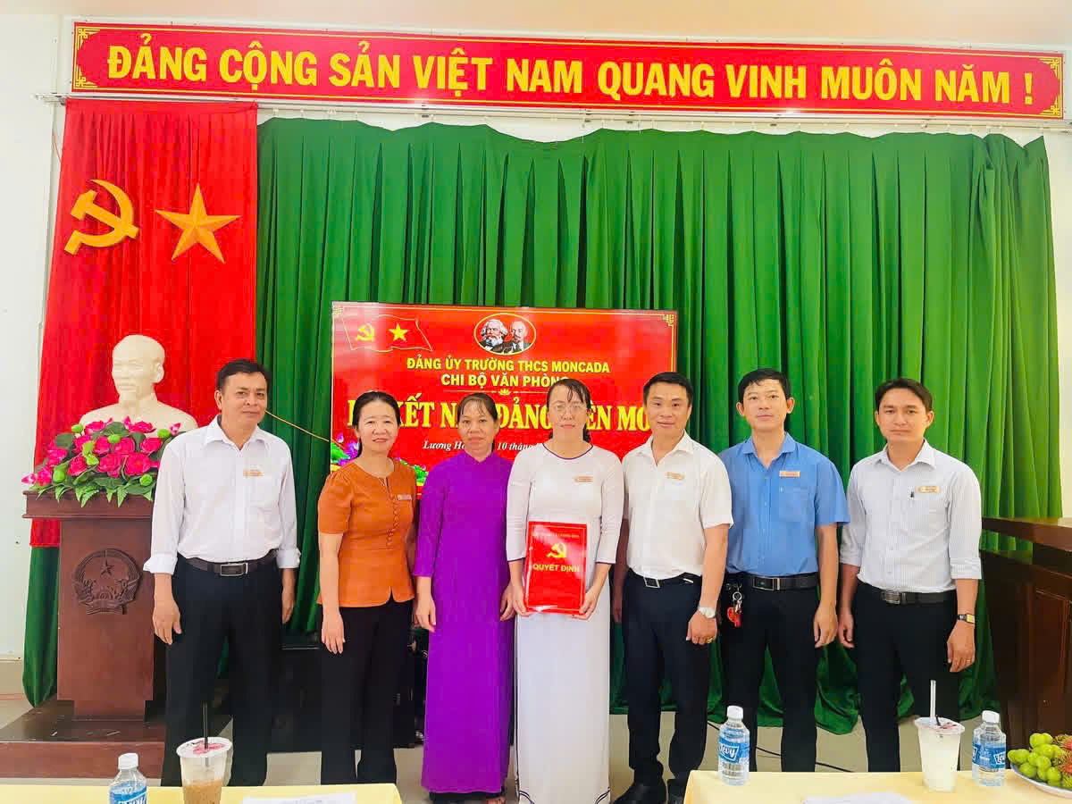 CHI BỘ VĂN PHÒNG TRƯỜNG THCS MONCADA TỔ CHỨC LỄ KẾT NẠP ĐẢNG VIÊN MỚI