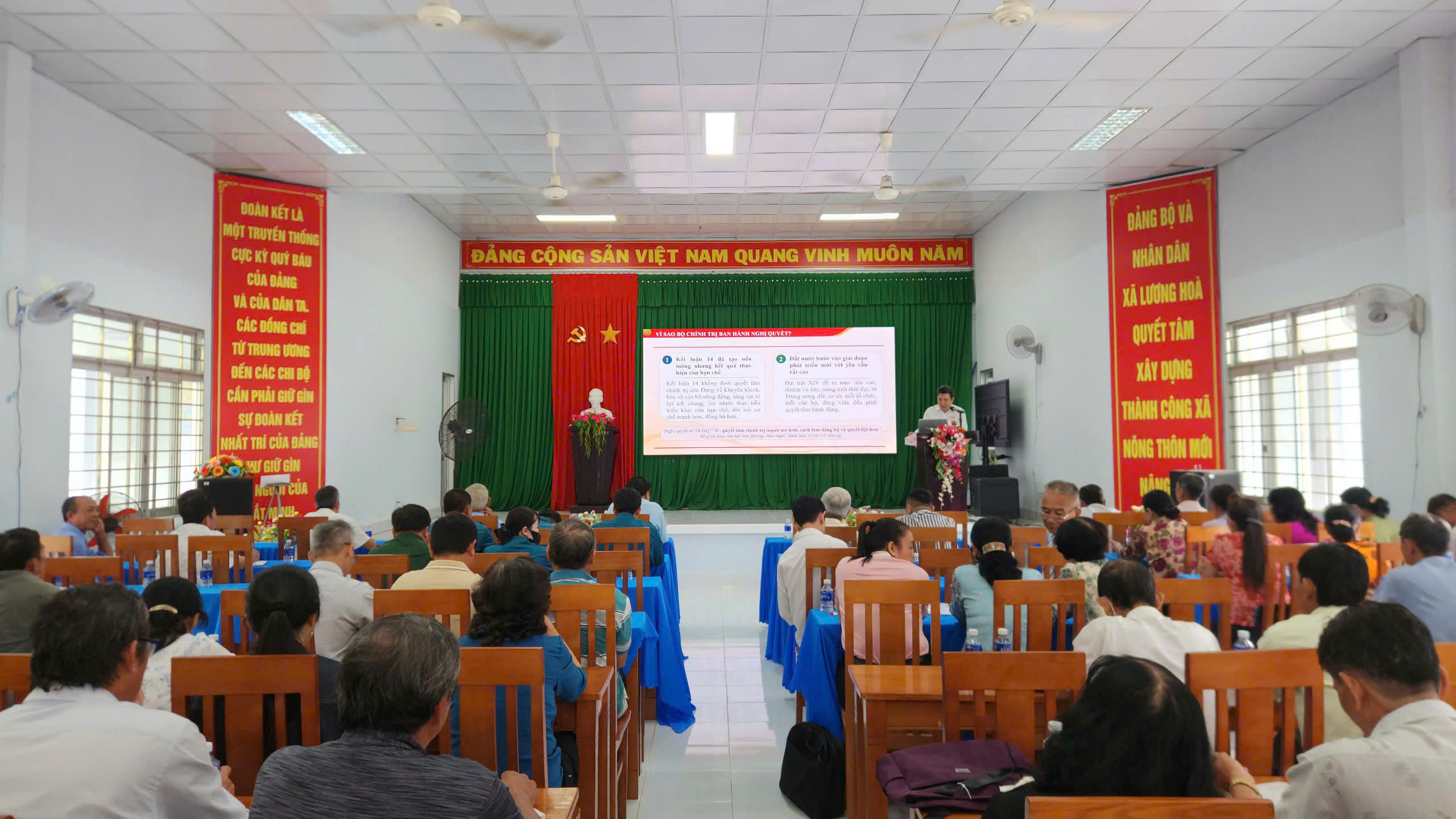 ĐẢNG ỦY XÃ LƯƠNG HÒA TỔ CHỨC HỘI NGHỊ HỌC TẬP, QUÁN TRIỆT, TUYÊN TRUYỀN VÀ TRIỂN KHAI THỰC HIỆN MỘT SỐ NGHỊ QUYẾT, CHỈ THỊ CỦA BỘ CHÍNH TRỊ