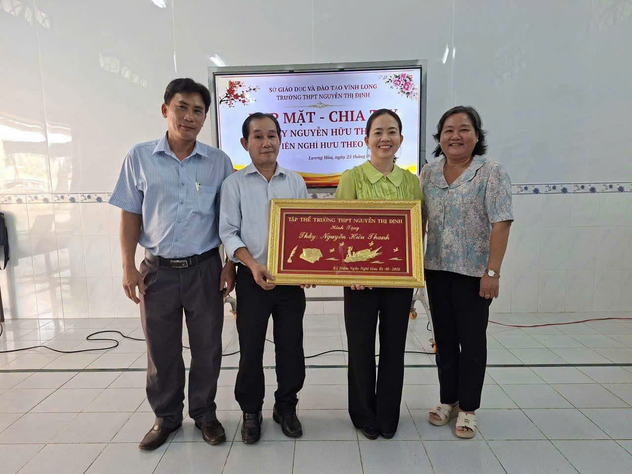 TRƯỜNG THPT NGUYỄN THỊ ĐỊNH TỔ CHỨC HỌP MẶT CHIA TAY THẦY NGUYỄN HỮU THANH NGHỈ HƯU THEO CHẾ ĐỘ