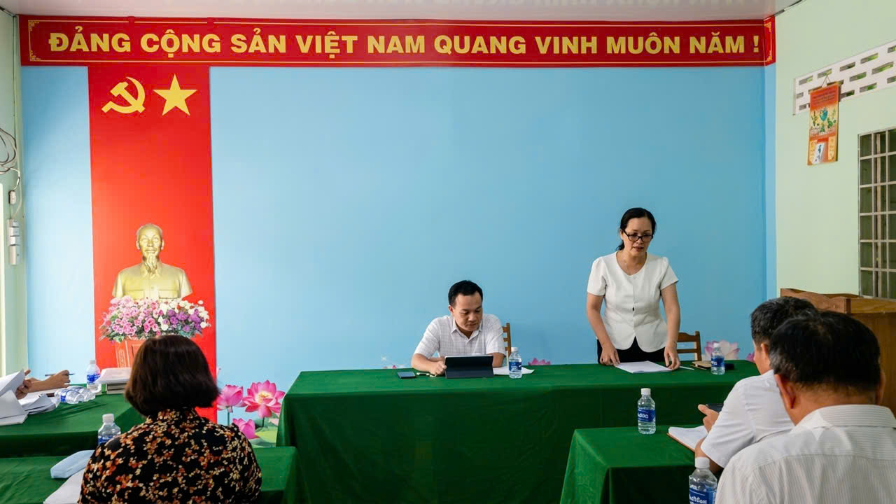 Ban thường vụ Đảng ủy xã Lương Hòa làm việc với Chi bộ ấp Hòa Lợi