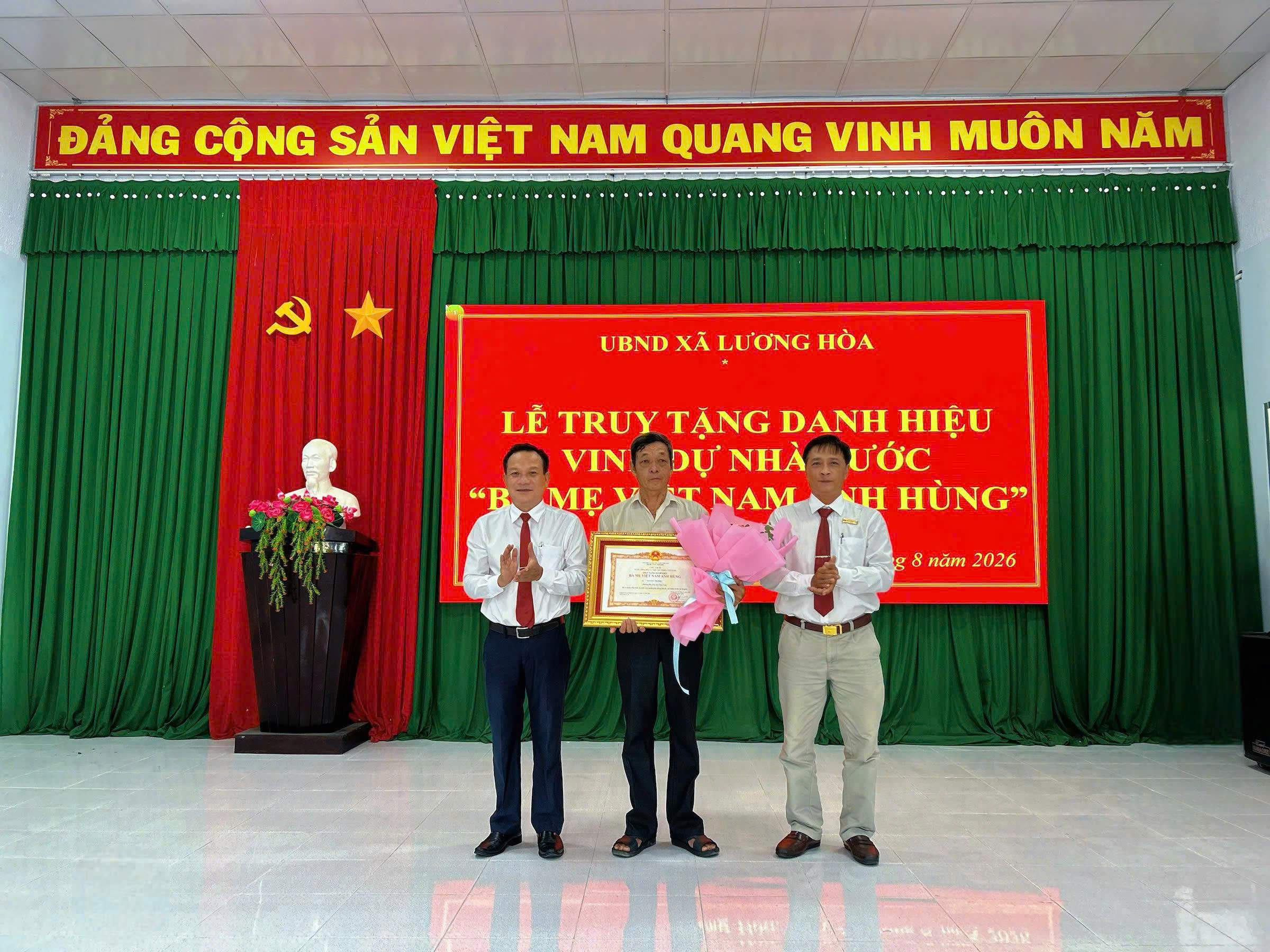 TRUY TẶNG DANH HIỆU "BÀ MẸ VIỆT NAM ANH HÙNG" CHO BÀ MẸ NGUYỄN THỊ BIỂU