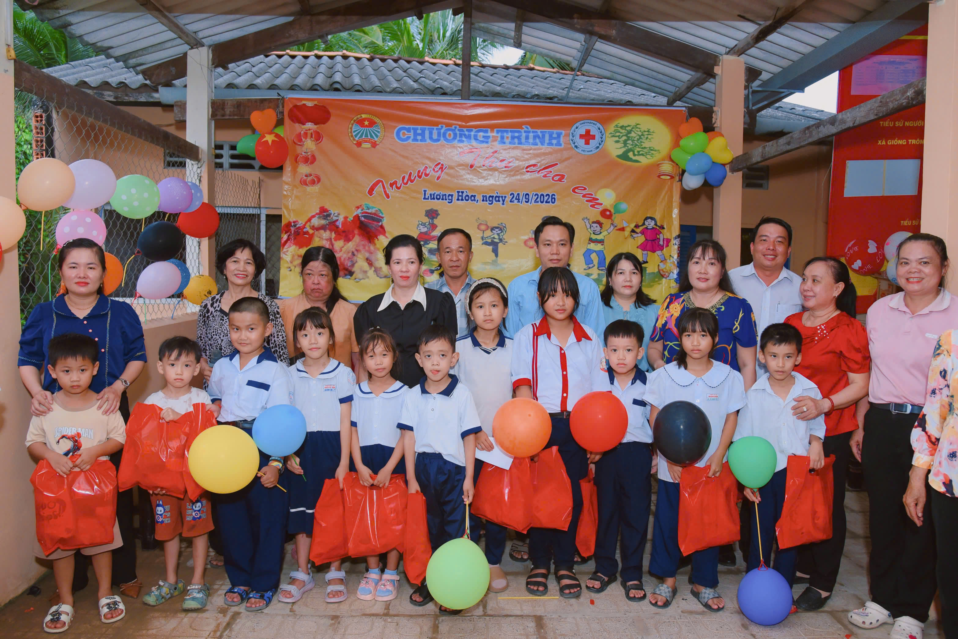 HỘI NÔNG DÂN VÀ HỘI CHỮ THẬP ĐỎ XÃ LƯƠNG HÒA MANG NIỀM VUI TRUNG THU ĐẾN TRẺ EM KHÓ KHĂN