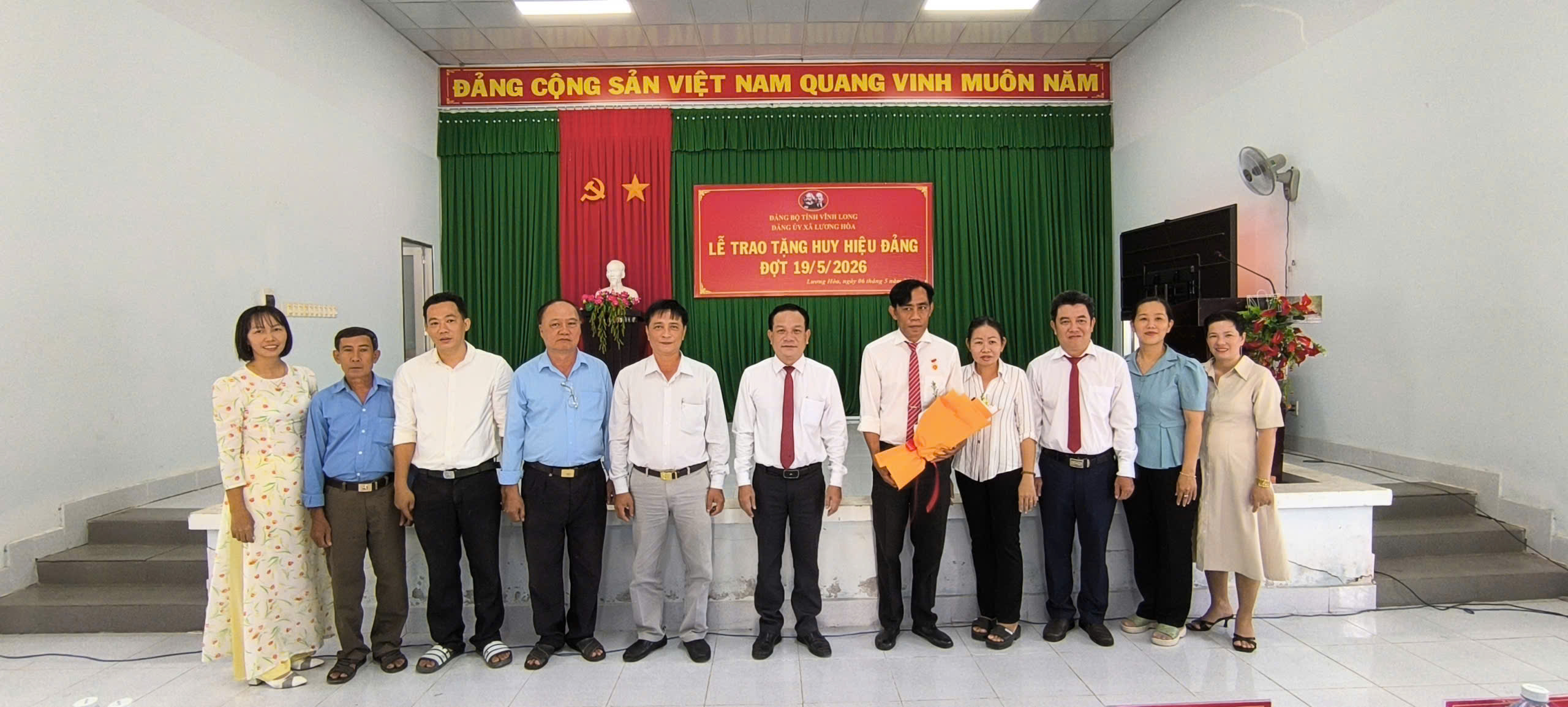 Đảng ủy xã Lương Hòa tổ chức lễ trao tặng Huy hiệu Đảng đợt 19/5/2026