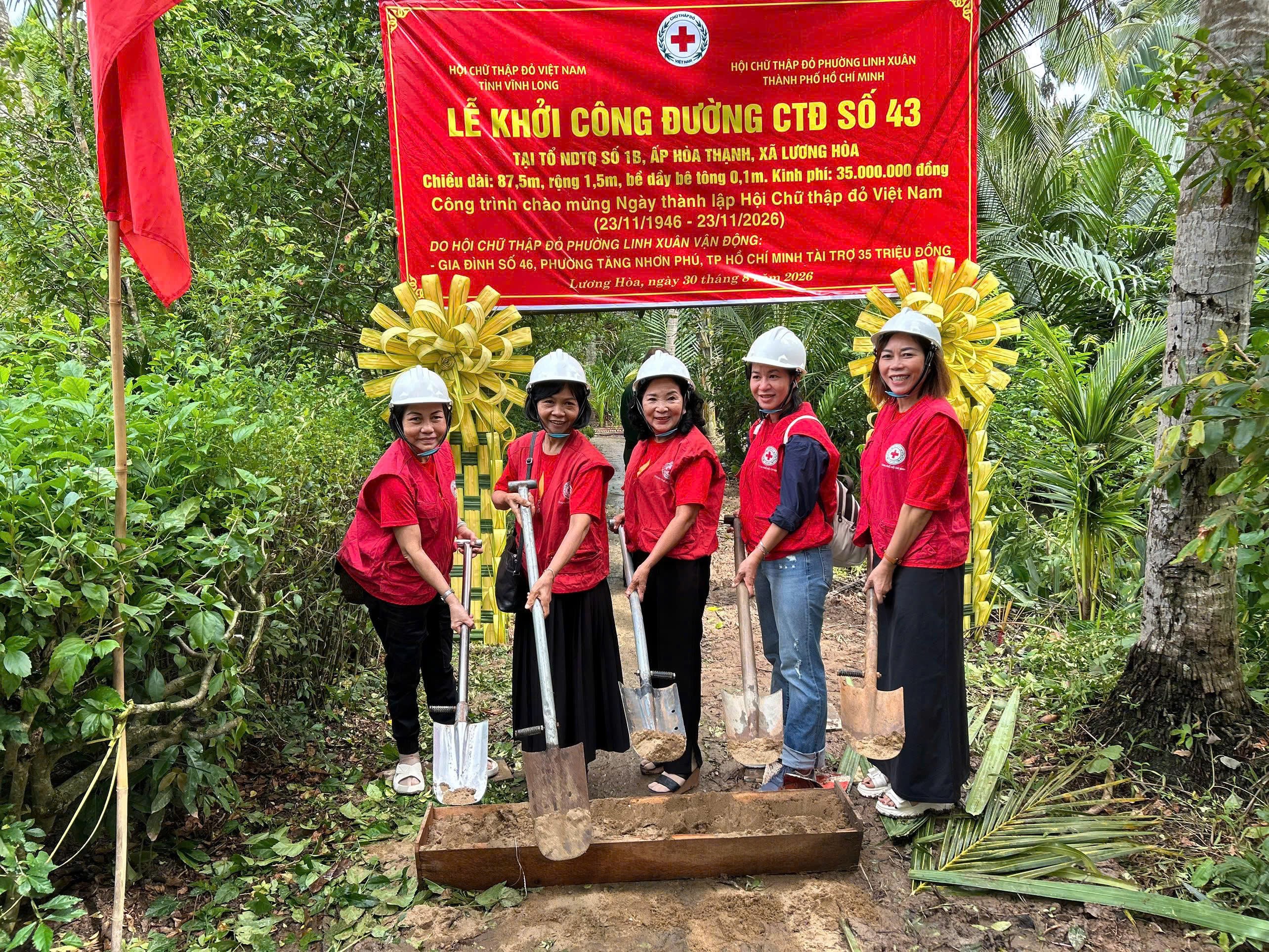 KHỞI CÔNG XÂY DỰNG ĐƯỜNG CHỮ THẬP ĐỎ SỐ 43 TẠI TỔ NHÂN DÂN TỰ QUẢN SỐ 1B ẤP HÒA THẠNH