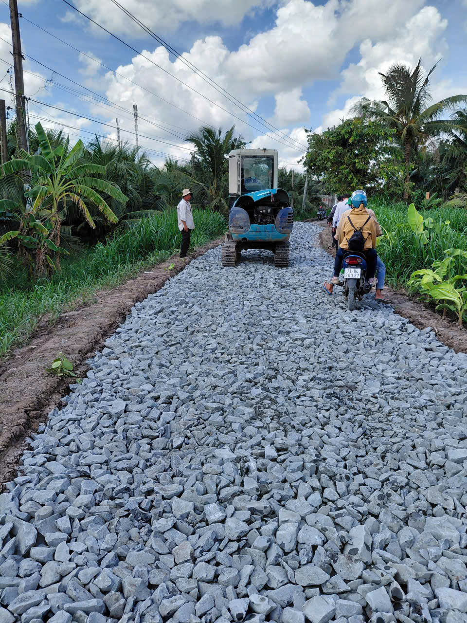 Lãnh đạo xã Lương Hòa khảo sát, kiểm tra tiến độ thi công các tuyến đường trên địa bàn xã