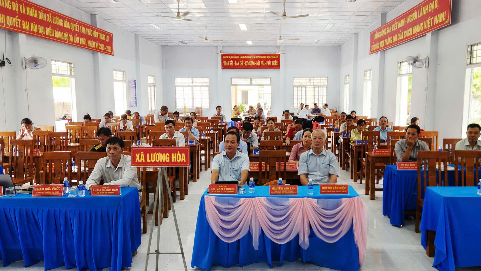 Đảng ủy xã Lương Hòa tham dự Hội nghị trực tuyến toàn quốc nghiên cứu, học tập, quán triệt và triển khai thực hiện Nghị quyết số 10-NQ/TW của Bộ Chính trị