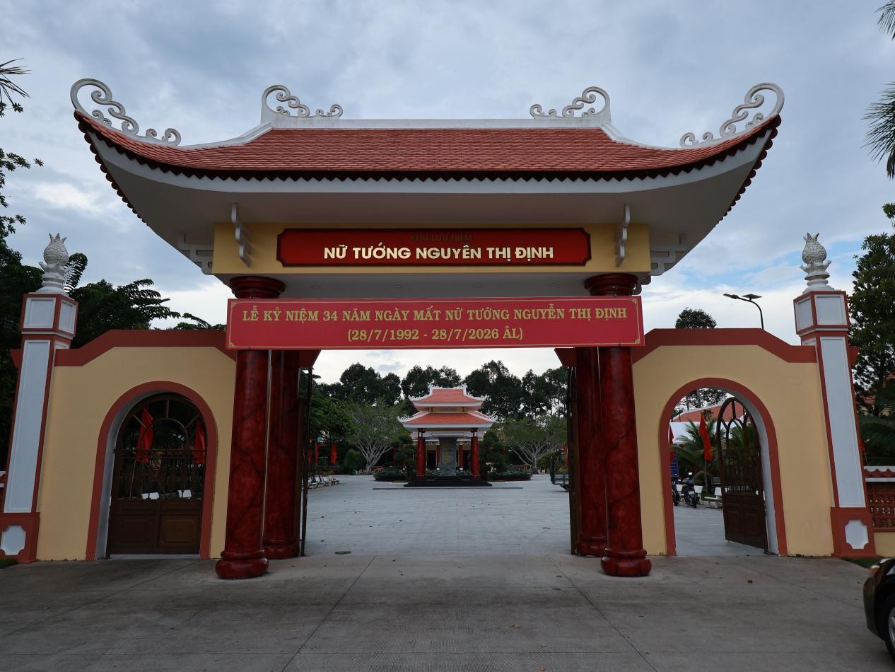 XÃ LƯƠNG HÒA THAM DỰ LỄ DÂNG HƯƠNG KỶ NIỆM 34 NĂM NGÀY MẤT NỮ TƯỚNG NGUYỄN THỊ ĐỊNH