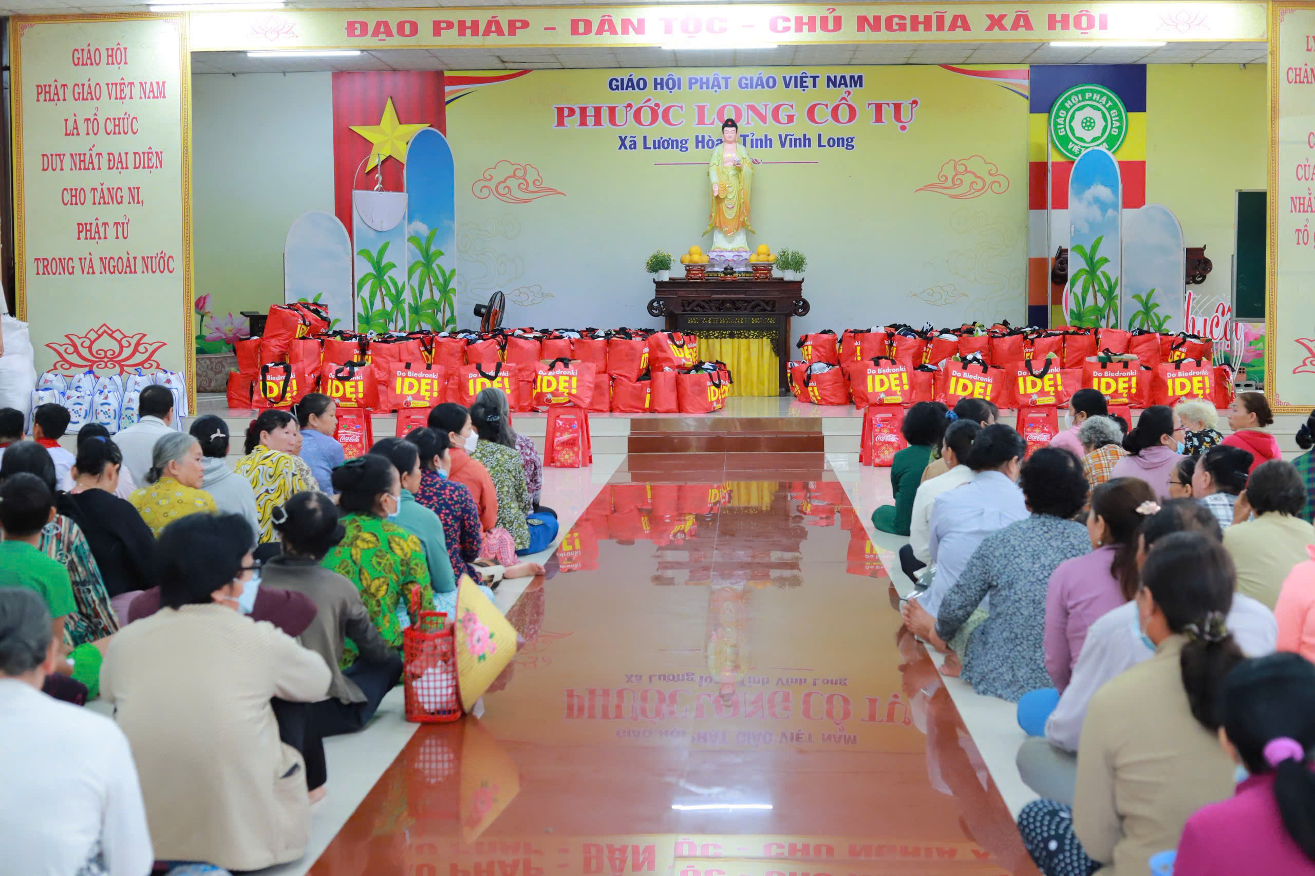Chung tay vì an sinh xã hội: Trao 300 phần quà và 15 suất học bổng tại xã Lương Hòa