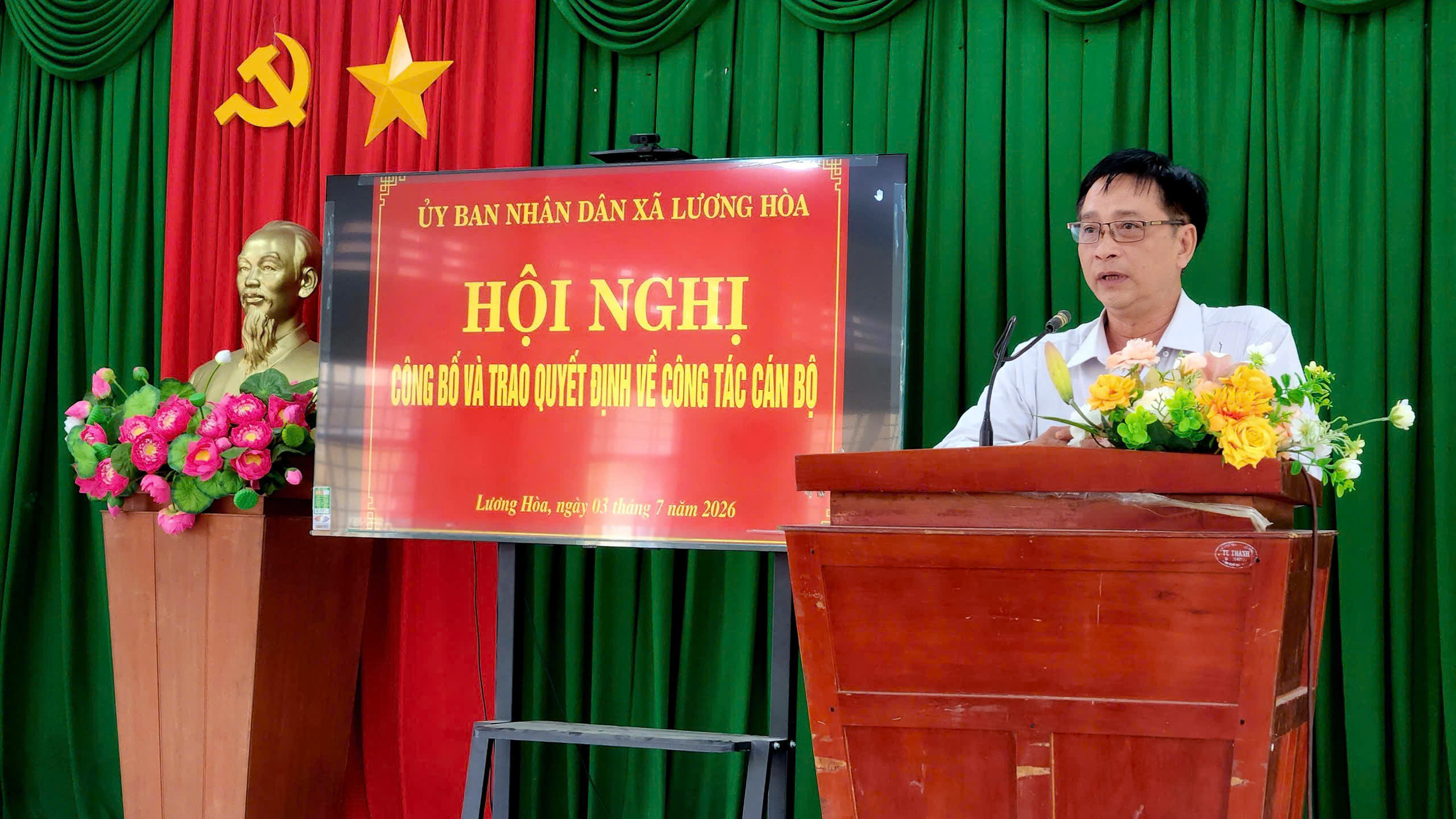 XÃ LƯƠNG HÒA CÔNG BỐ VÀ TRAO QUYẾT ĐỊNH VỀ CÔNG TÁC CÁN BỘ