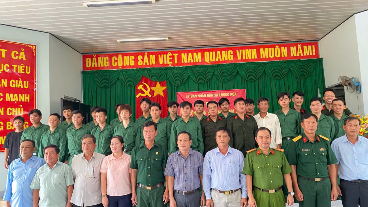 XÃ LƯƠNG HÒA TỔ CHỨC LỄ TRAO QUÂN TRANG CHO THANH NIÊN NHẬP NGŨ NĂM 2026