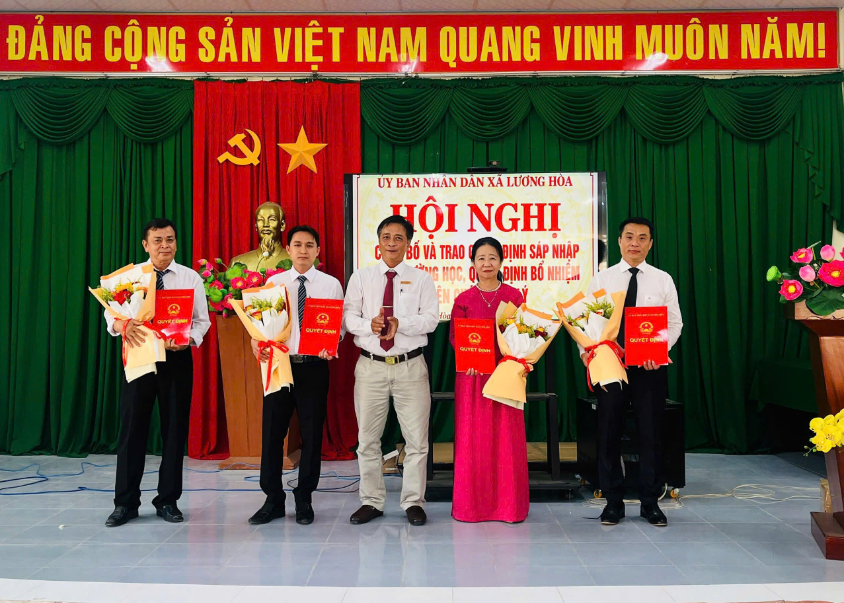 XÃ LƯƠNG HÒA TỔ CHỨC CÔNG BỐ CÁC QUYẾT ĐỊNH SÁP NHẬP CÁC CƠ SỞ GIÁO DỤC CÔNG LẬP TRÊN ĐỊA BÀN