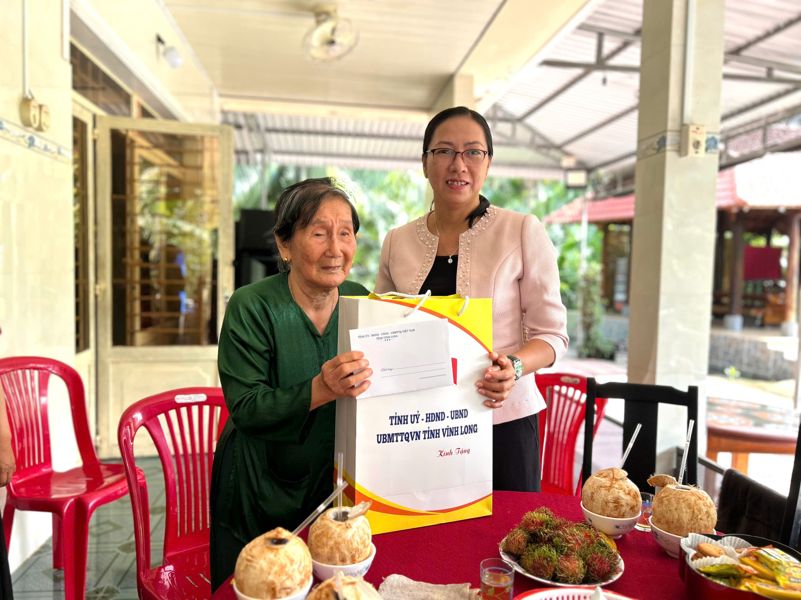 Xã Lương Hòa: Đoàn đại biểu Quốc hội tỉnh Vĩnh Long thăm, tặng quà gia đình chính sách nhân Ngày Thương binh - Liệt sĩ