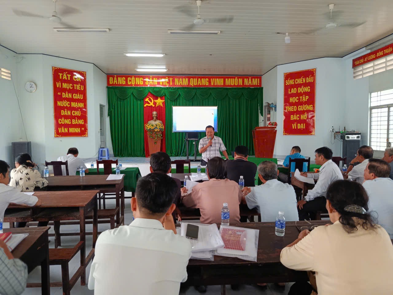 Xã Lương Hoà tổ chức Hội nghị triển khai rà soát hộ nghèo, hộ cận nghèo và xác định hộ làm nông, lâm, ngư, diêm nghiệp có mức sống trung bình năm 2025