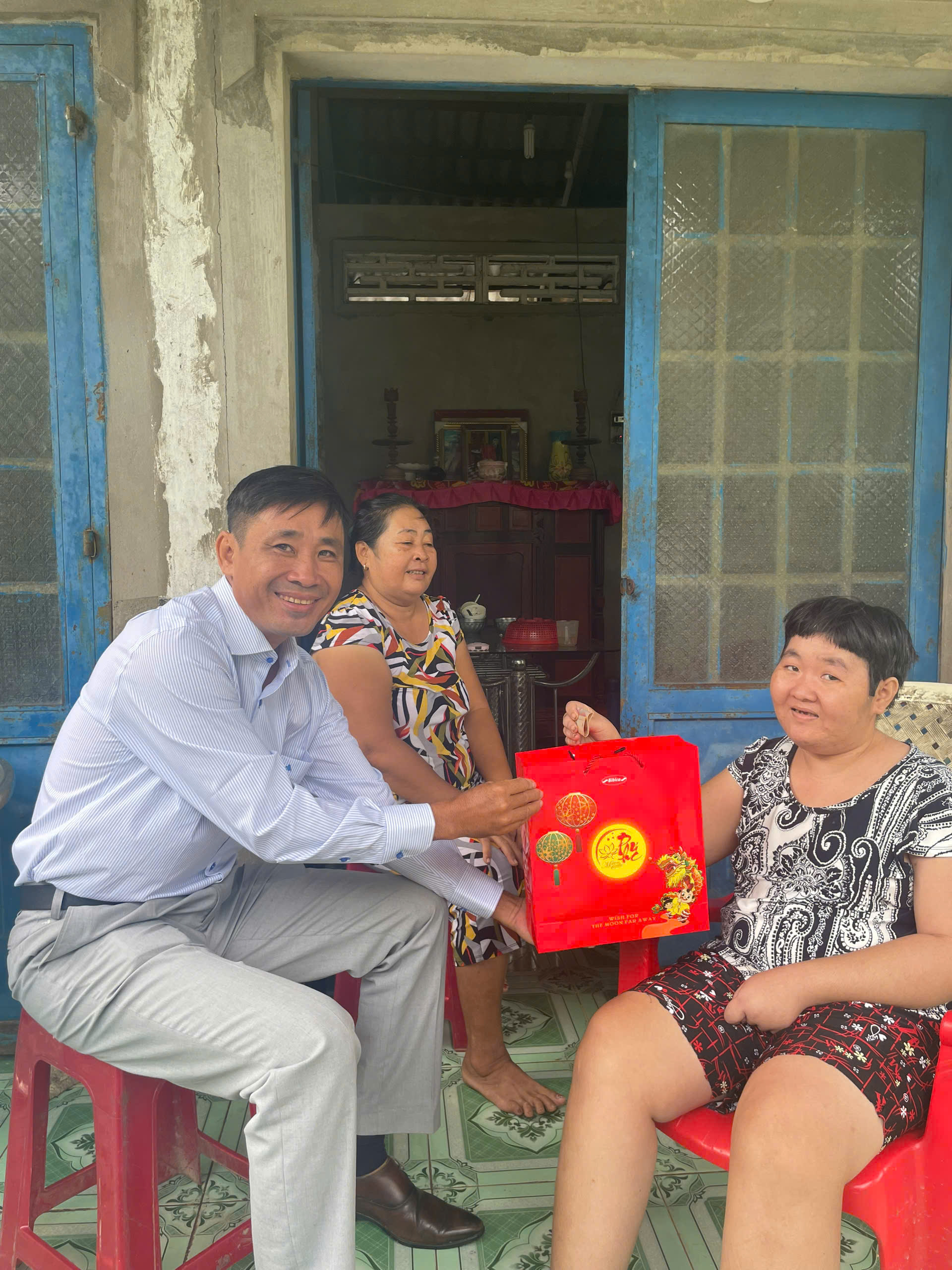 Xã Lương Hòa tặng quà Trung thu các em khuyết tật, có hoàn cảnh khó khăn